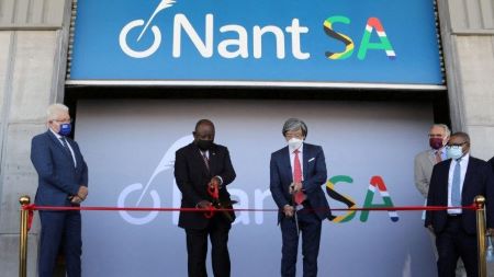 Le président sud-africain Cyril Ramaphosa et le chirurgien milliardaire Patrick Soon-Schiong lors de l'inauguration de l'usine, au Cap, le 19 février 2022. 
