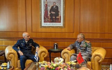 Tal Kelman, à gauche, chef de la division stratégique de la direction de la planification de Tsahal, rencontre Belkhir El Farouk, inspecteur général des forces armées royales marocaines à Rabat, en mars 2022. (Crédit : Armée israélienne)