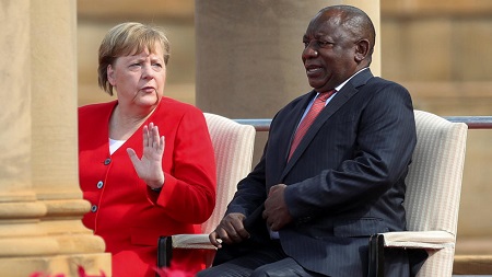 La chancelière allemande Angela Merkel et son homologue sud-africain Cyril Ramaphosa, le 6 février 2020 à Pretoria. REUTERS/Siphiwe Sibeko