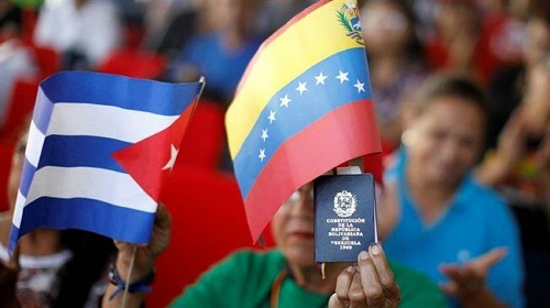 Les drapeaux cubain et vénézuélien. ©Reuters