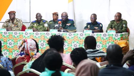 Au cours d’une rencontre avec les familles des 49 soldats détenus au Mali, le chef d’État-major général Lassina Doumbia a indiqué qu’”il n’y a aucune alerte, aucune mauvaise nouvelle sur leur santé et sur leurs conditions de détention”. Abidjan, Côte d'Ivoire - 25 août 2022.