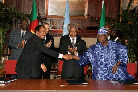 Le Président camerounais Paul Biya (gauche) Kofi Annan (au centre) et le Président nigérian Olusegun Obasanjo (droite) à Manhasset (dans la banlieue de New York) aux États-Unis. Photo : AFP