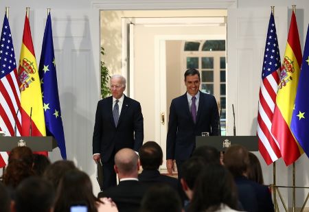 Le président du gouvernement, Pedro Sánchez, a reçu mardi au palais de la Moncloa le président des États-Unis, Joe Biden, dans le cadre du sommet de l'OTAN à Madrid-PHOTO/ La Moncloa