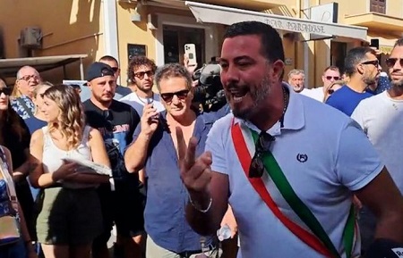 Lampedusa, manifestations et barrages routiers contre l’hypothèse d’un nouveau village de tentes. L’adjoint au maire, Attilio Lucia