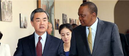 Le ministre chinois des Affaires étrangères, Wang Yi et le président Kenyan Uhuru Kenyatta  