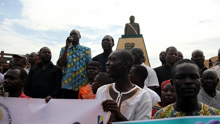 Le coordonnateur général de la plateforme E zingo Biani Gervais Lakosso (au micro), harangue la foule, à l'issue de la manifestation, à Bangui, le 30 septembre 2019. © RFI/Gaël Grilhot