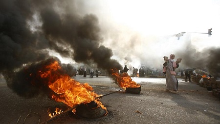 Feu de pneus à Khartoum autour du sit-in, violemment dégagé par les forces de l'ordre, ce 3 juin 2019. © ASHRAF SHAZLY / AFP