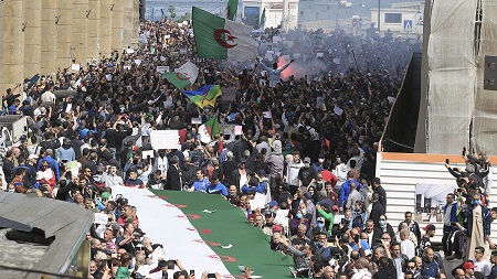 Des manifestants algériens descendent dans les rues d'Alger, le vendredi 2 avril 2021. Une foule de manifestants a défilé pacifiquement dans les rues d'Alger, la capitale de l'Algérie, pour soutenir le mouvement pro-démocratique Hirak. - AP/FATEH GUIDOUM 