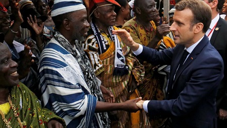 Bain de foule pour Emmanuel Macron à son arrivée à la mairie d'Abidjan, le 21 décembre 2019. © REUTERS/Thierry Gouegnon
