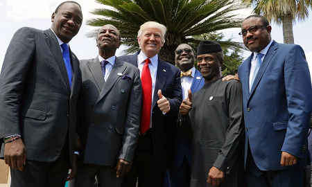 Le président Trump pose avec des dirigeants africains. De gauche à droite : le président du Kenya Uhuru Kenyatta ; le président de Guinée, également ancien président de l’Union africaine, Alpha Condé ; le président de la Banque africaine de développement Akinwumi Adesina ; le vice-président du Nigeria Yemi Osinbajo ; et l’ancien Premier ministre d’Éthiopie Hailemariam Desalegn, en mai 2017. (© AP Images)
