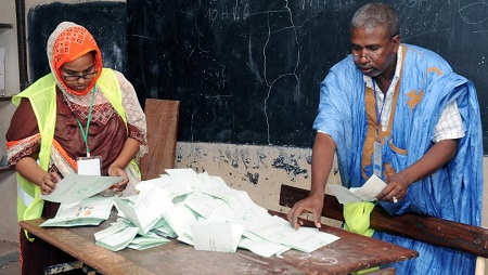 Le comptage des voix dans un bureau de vote de Nouakchott, pendant l'élection présidentielle, le 21 juin 2014. © AFP PHOTO / SEYLLOU