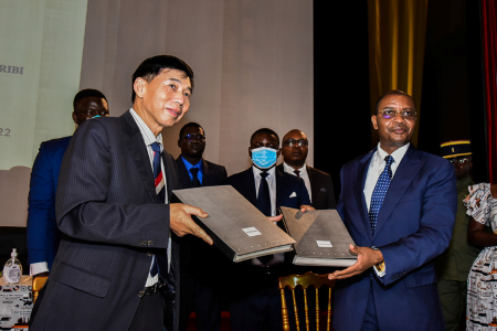 Le ministre camerounais des Mines, de l'Industrie et du Développement technologique, Gabriel Dodo Ndoke, et le directeur général de Sinosteel Cam S.A. Zheng Zhenghao échangent les documents de l'accord à Yaoundé, au Cameroun, le 6 mai 2022. (Xinhua/Kepseu)
