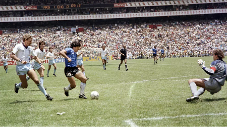 Diego Maradona inscrit un but d'anthologie contre l'Angleterre en quart de finale du Mondial au Mexique, le 22 juin 1986 à Mexico STAFF AFP/Archives