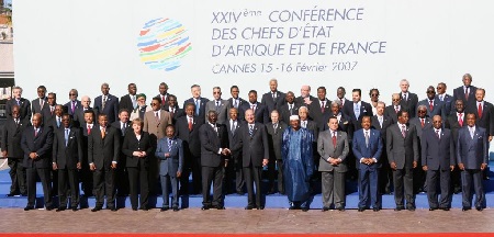 Jacques Chirac, ancien président français, entouré de chef d’États africains lors du sommet Afrique-France à Cannes en 2007. © PATRICK KOVARIK / AFP POOL / AFP