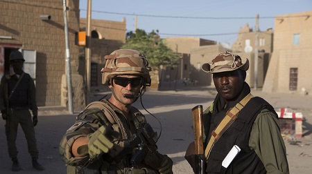 Soldat français avec un homologue malien à Tombouctou en 2014 (image d'illustration). © Joe Penney Source: Reuters