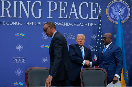 Le pr&eacute;sident am&eacute;ricain f&eacute;licite le pr&eacute;sident rwandais, Paul Kagame, (&agrave; gauche) et le pr&eacute;sident de la RDC, F&eacute;lix Tshisekedi, apr&egrave;s la signature d'un accord de paix le 4 d&eacute;cembre 2025 &agrave; Washington. (Chip Somodevilla/Getty Images.AFP)
