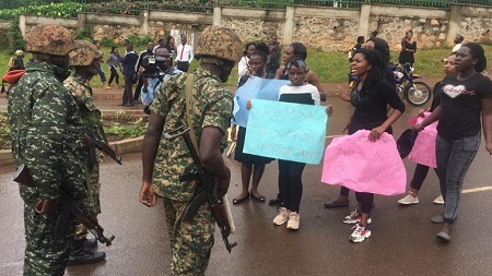 En Ouganda, au moins 20 étudiants ont été arrêtés mardi par la police