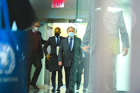 Le secrétaire général de l’ONU, António Guterres, au centre, au siège de l’ONU à New York, le 26 janvier. (Photo ONU/Manuel Elías)