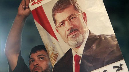Un pro-Morsi brandit un poster à l'effigie du président déchu Mohamed Morsi, au cours des manifestations devant la mosquée de Rabaa au Caire. (Image d'illustration) REUTERS/Mohamed Abd El Ghany
