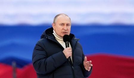 Le président russe Vladimir Poutine prononce un discours lors d'un concert marquant le 8e anniversaire de la réunification de la Crimée avec la Russie au stade Luzhniki à Moscou, en Russie, le 18 mars 2022. © ANP / EPA