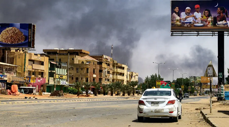 De la fumée s'élève au-dessus de Khartoum, la capitale du Soudan, en proie à des combats entre l'armée et des paramilitaires, le 16 avril 2023