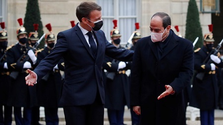 Le président français Emmanuel Macron accueille le président égyptien Abdel Fattah al-Sissi à l'Elysée à Paris lors de sa visite officielle en France, le 7 décembre 2020.© Gonzalo Fuentes Source: Reuters