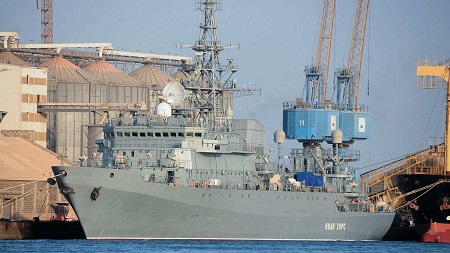 Le navire russe de collecte de renseignements Ivan Khurs dans le port de la ville soudanaise de Port-Soudan - AFP/IBRAHIM ISHAQ 