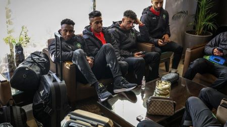 La sélection marocaine censée participer au Championnat d'Afrique des nations (CHAN) patiente à l’aéroport de Rabat, au Maroc, le vendredi 13 janvier 2023.  - Photo - FADEL SENNA/AFP