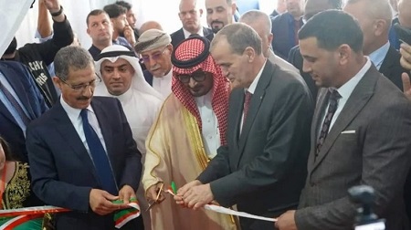 Kamel Rezig, ministre alg&eacute;rien du Commerce ext&eacute;rieur et de la Promotion des exportations (C) lors du lancement de la Foire des produits agroalimentaires &laquo; Made in Algeria &raquo; &copy; X / Dzair Tube 