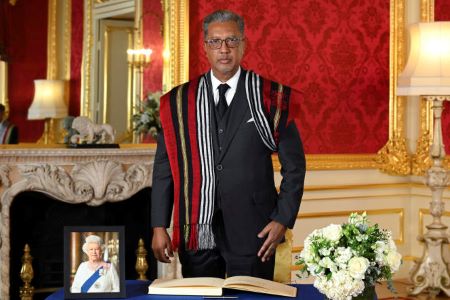 Le ministre des affaires étrangères malgache, Richard Randriamandrato, à la signature du registre de condoléances après la mort d’Elizabeth II, à Londres, le 18 septembre 2022. JONATHAN HORDLE / AP