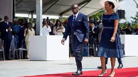 Le pr&eacute;sident &eacute;lu du B&eacute;nin, Romuald Wadagni (au centre &agrave; gauche), et la premi&egrave;re dame du B&eacute;nin, Nathalie Villette-Wadagni (au centre &agrave; droite), arrivent pour la c&eacute;r&eacute;monie d'investiture au Palais des Congr&egrave;s de Cotonou, le 24 mai 2026 AFP - YANICK FOLLY