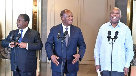 De gauche à droite, l'ancien président ivoirien Henri Konan Bédié, l'actuel chef de l'État Alassane Ouattara et l'ex-président Laurent Gbagbo.