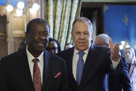 Le ministre russe des Affaires &eacute;trang&egrave;res, Sergue&iuml; Lavrov, avec le Premier ministre et chef de la diplomatie k&eacute;nyane, Musalia Mudavadi.