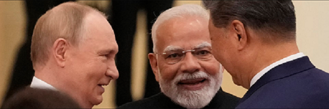 Vladimir Poutine, Narendra Modi et Xi Jinping s’entretiennent lors du sommet de l’Organisation de coopération de Shanghai (OCS), à Tianjin (Chine), le 1er septembre 2025. Suo Takekima/AFP