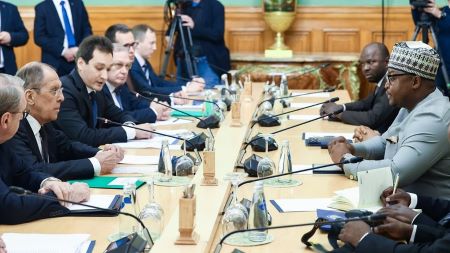 Le ministre russe des Affaires étrangères, Sergueï Lavrov, tient ce 7 mai une conférence de presse conjointe avec son homologue sierra léonais Timothy Kabba.