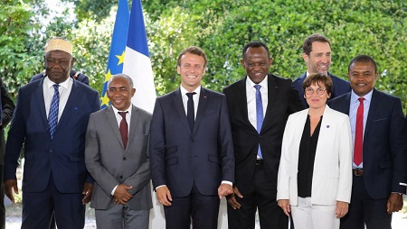 Le président Macron, avec sa ministre des Outre-mer Annick Girardin, du ministre de l'Intérieur Christophe Castaner et une délégation de représentants mahorais, en juillet 2019 à Paris. LUDOVIC MARIN / AFP