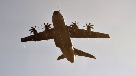Un avion de transport militaire Airbus A400 photographié en 2015 à l'aéroport de Toulouse-Blagnac (image d'illustration).© PASCAL PAVANI / AFP 