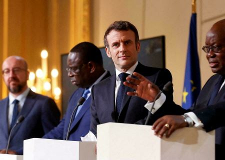 Le président français Emmanuel Macron, aux côtés des présidents ghanéen et sénégalais, et le président du Conseil européen, le 17 février 2022 au palais de l'Élysée à Paris. © Ian Langsdon, Reuters