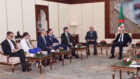 L&eacute;gende de la PHOTO : Le pr&eacute;sident alg&eacute;rien Abdelmadjid Tebboune (premier &agrave; droite) re&ccedil;oit une d&eacute;l&eacute;gation am&eacute;ricaine. (IRNA/Archives)