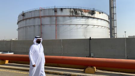 Un homme marche devant un silo à pétrole à Jeddah, en Arabie saoudite, le 24 novembre 2020. © Fayez NURELDINE Source: AFP
