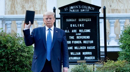 Le président Donald Trump, tenant une bible durant sa visite dans un église / AFP