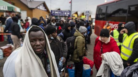 Des réfugiés originaires de nombreux pays d'Afrique, du Moyen-Orient et d'Inde, au poste frontière de Medyka, dans l'est de la Pologne, le 27 février 2022  -  WOJTEK RADWANSKI/AFP