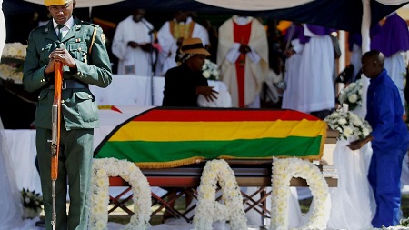 L'ex-président Robert Mugabe a été enterré dans son village