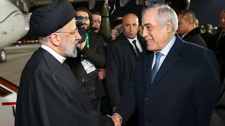 Photo d'archives cette image fournie par la présidence iranienne montre le président iranien Ebrahim Raisi (G) reçu par le Premier ministre algérien Nadir Larbaoui à son arrivée dans la capitale algérienne Alger le 2 mars 2024 - PHOTO/ PRESIDENCE IRANIENNE