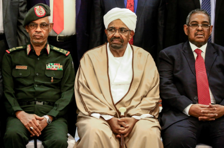 L'ancien ministre de la défense Awad Ahmed Benawf (à gauche), à côté d'Omar el-Béchir en mars 2019. ASHRAF SHAZLY / AFP