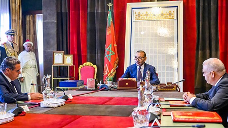Le Roi Mohammed VI préside une réunion de travail consacrée à l'activation du programme d'urgence pour la relocalisation des sinistrés du séisme au Palais Royal à Rabat - PHOTO/MAP (AGENCE DE PRESSE MAROC) 