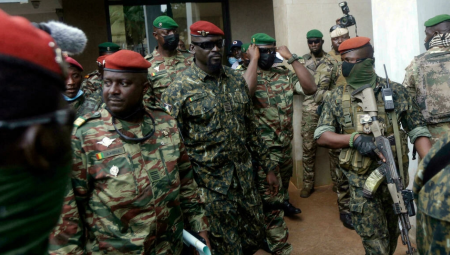 Le colonel Doumbouya, à la tête des putschistes qui ont mené le coup d'Etat en Guinée, après une rencontre avec une délégation de la Cédéao, le 10 septembre 2021, à Conakry. © AP - Sunday Alamba