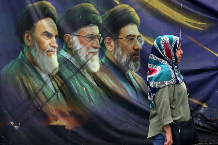 Une fresque murale dans une rue de T&eacute;h&eacute;ran repr&eacute;sente Rouhollah Khomeiny, fondateur de la R&eacute;publique islamique&nbsp;; Ali Khamenei, guide supr&ecirc;me iranien assassin&eacute; par Isra&euml;l&nbsp;; et Mukta Khamenei, l&rsquo;actuel guide. AFP