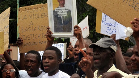 Rassemblement devant l'ambassade de France à Conakry pour réclamer la justice après l'agression mortelle contre Mamadou Barry à Rouen. © RFI/Carol Valade