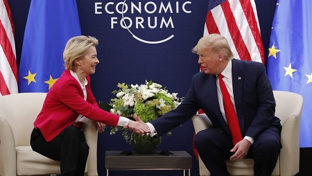 Ursula von der Leyen rencontrant Donald Trump lors du Forum économique mondial 2020 à Davos, en Suisse, le 21 janvier 2020. MAXPPP - STEFAN WERMUTH HANDOUT
